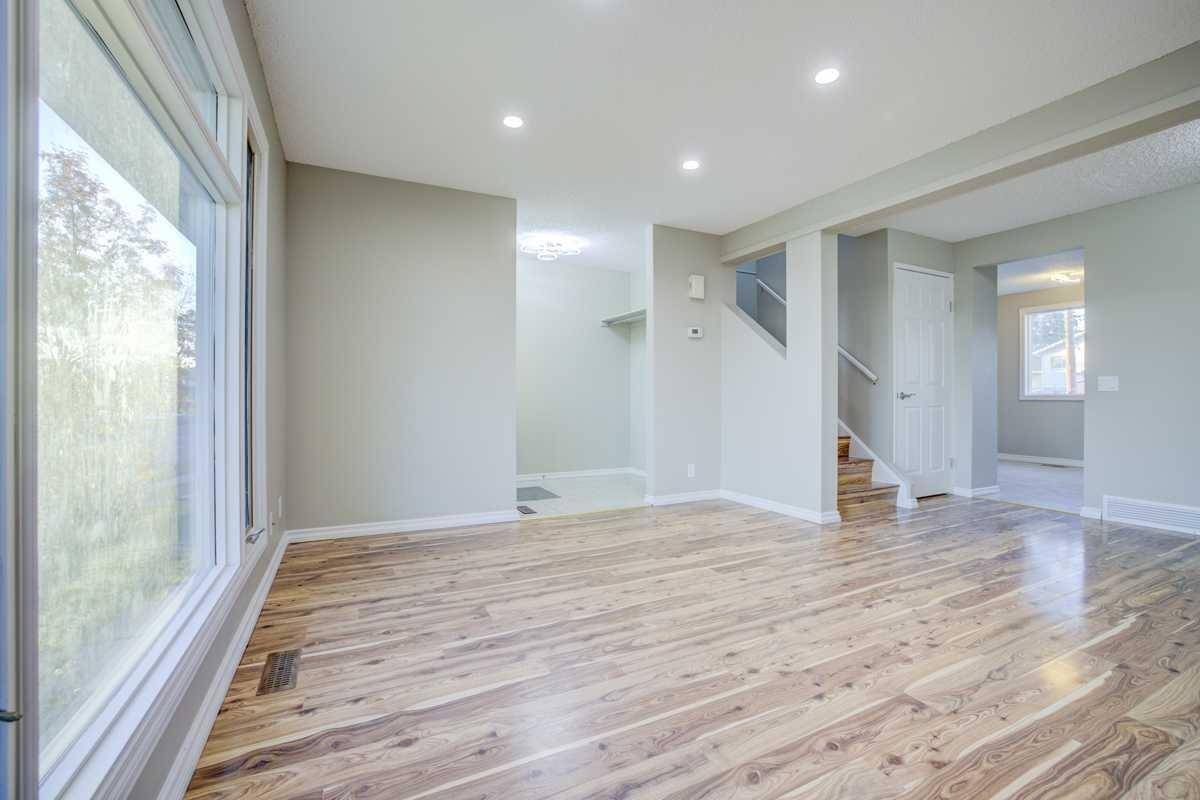 Calgary, AB T2B 2V7,171 Erin Woods DR Southeast