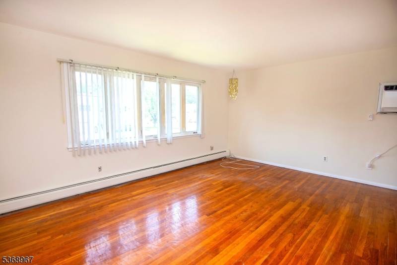 Little Ferry Boro, NJ 07643,4 Elizabeth Ct
