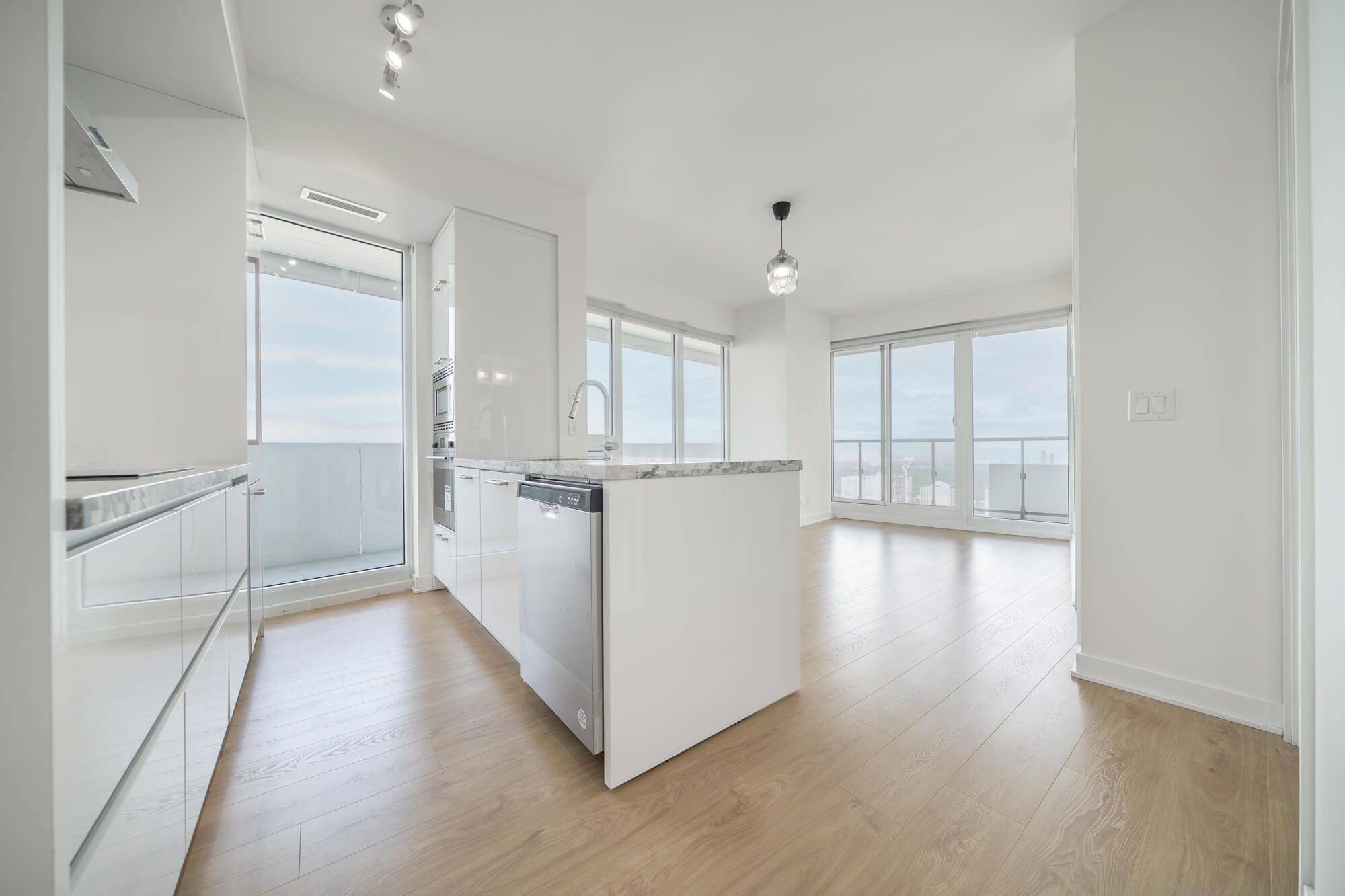 Toronto C10, ON M4S 0B8,2221 Yonge ST #4003