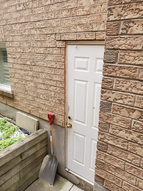 Mississauga, ON L5R 3J4,552 Ravenstone CT #Lower