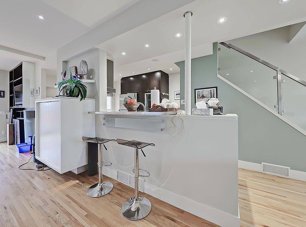 Calgary, AB T2S0E2,522 19 AVE SW