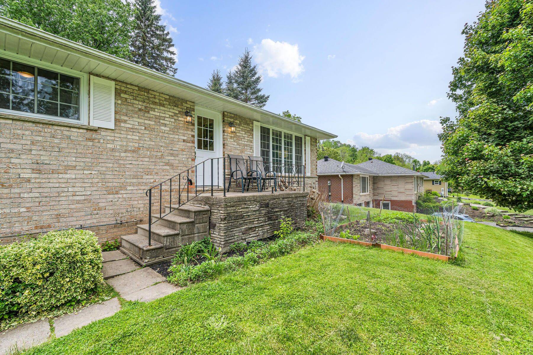 Halton Hills, ON L7G 2V4,112 Park ST E