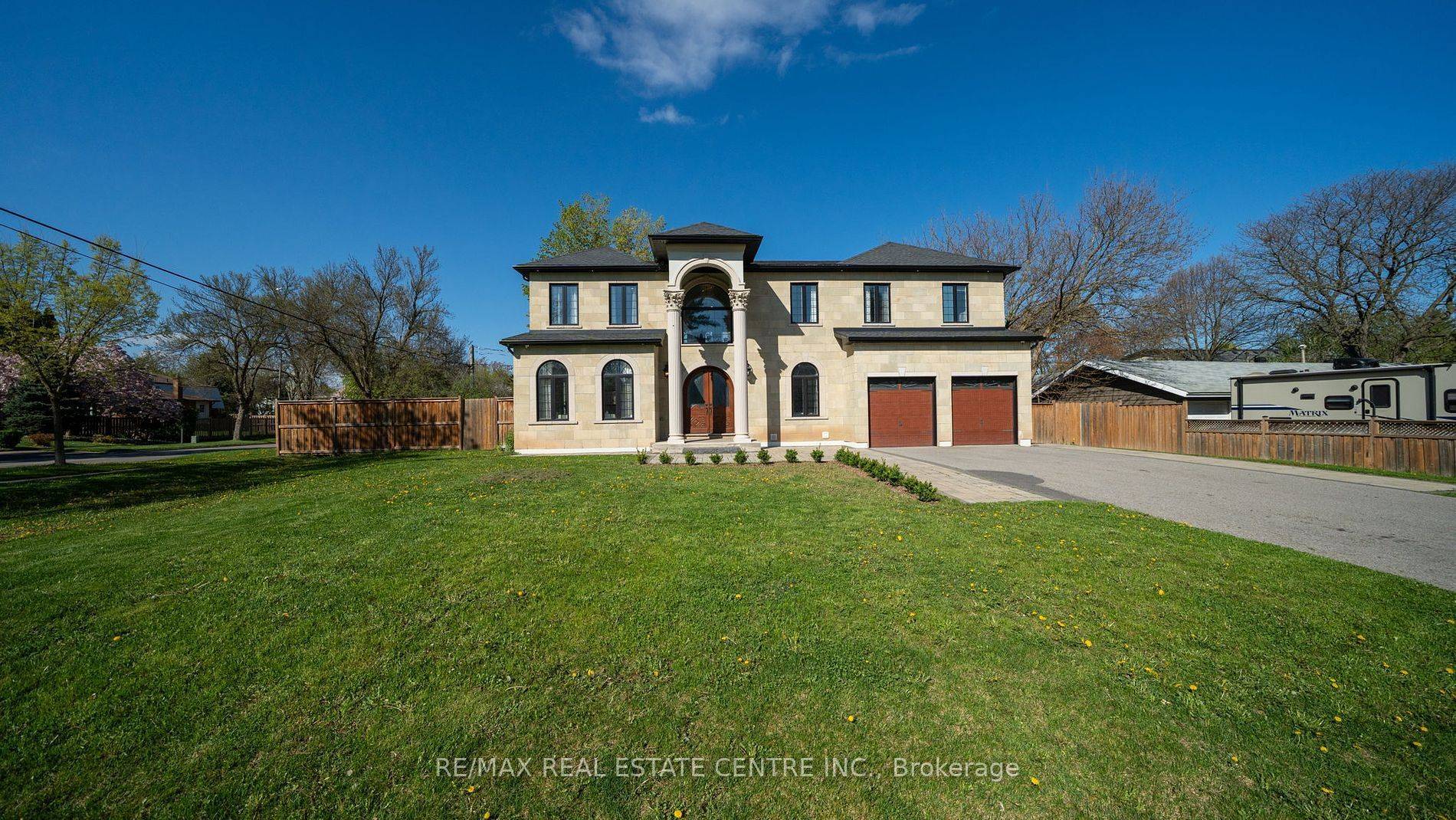 Oakville, ON L6H 1Y3,1081 Bomorda DR