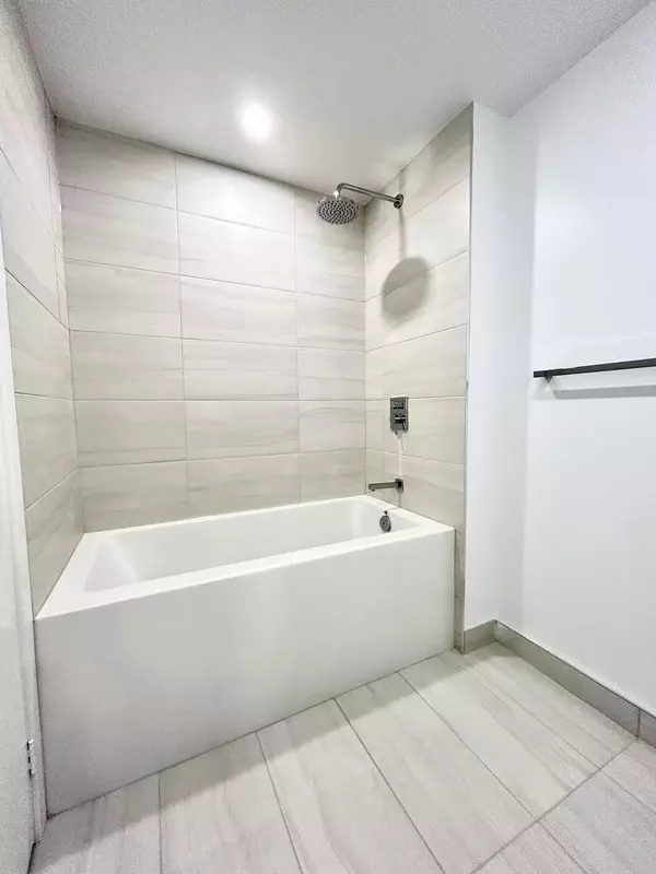 Toronto W01, ON M6K 1E6,1182 King ST W #912