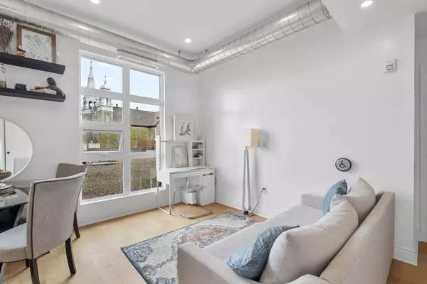 West Centre Town, ON K1Y 1T7,101 Pinhey ST #304