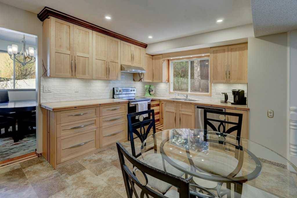 Calgary, AB T3A 2T8,19 Edgewood PL NW