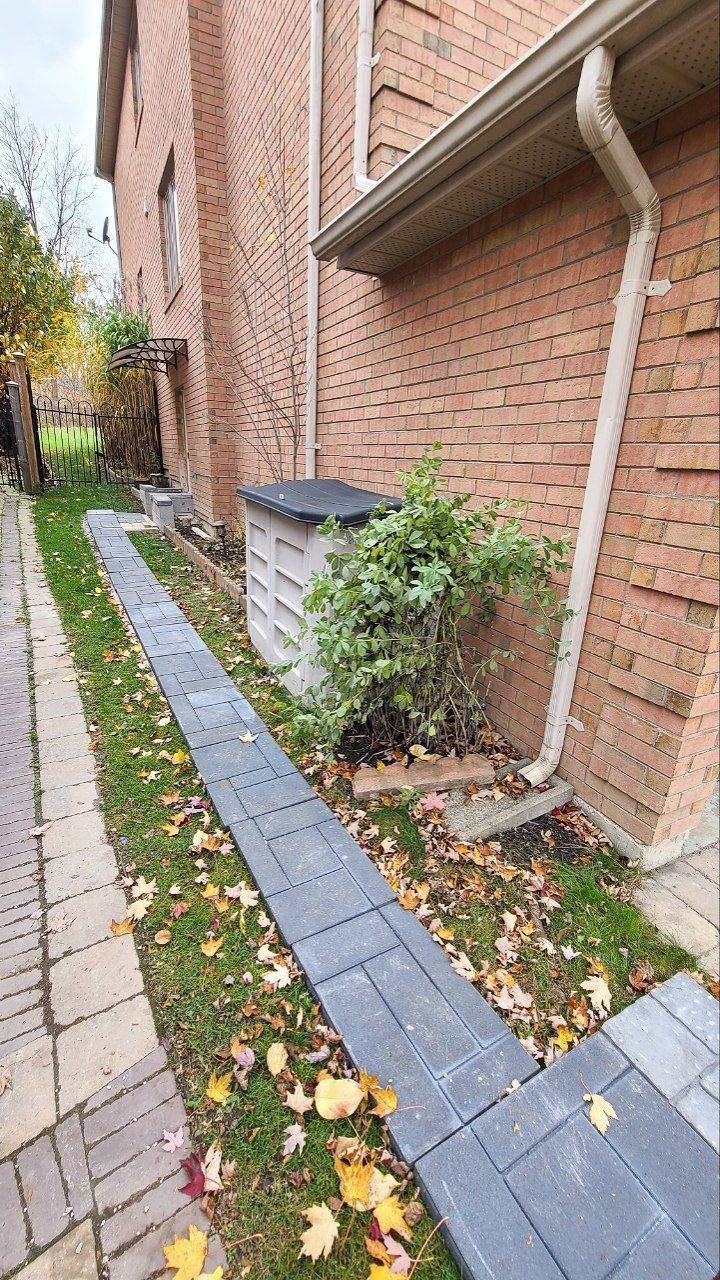 Newmarket, ON L3X 2L9,461 Donald CT #W/O