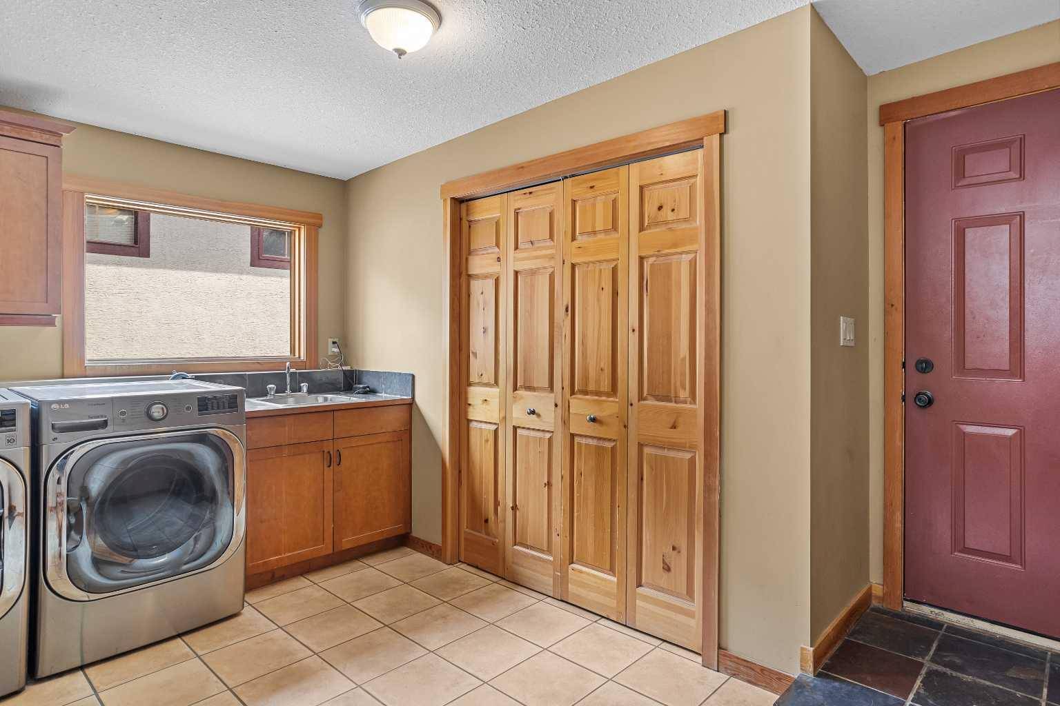 Canmore, AB T1W 3E6,214 Eagle PT