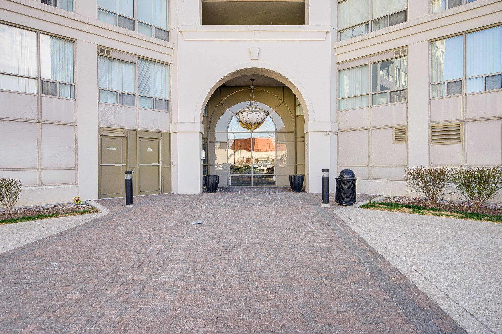 Richmond Hill, ON L4B 4R8,9017 Leslie ST #816