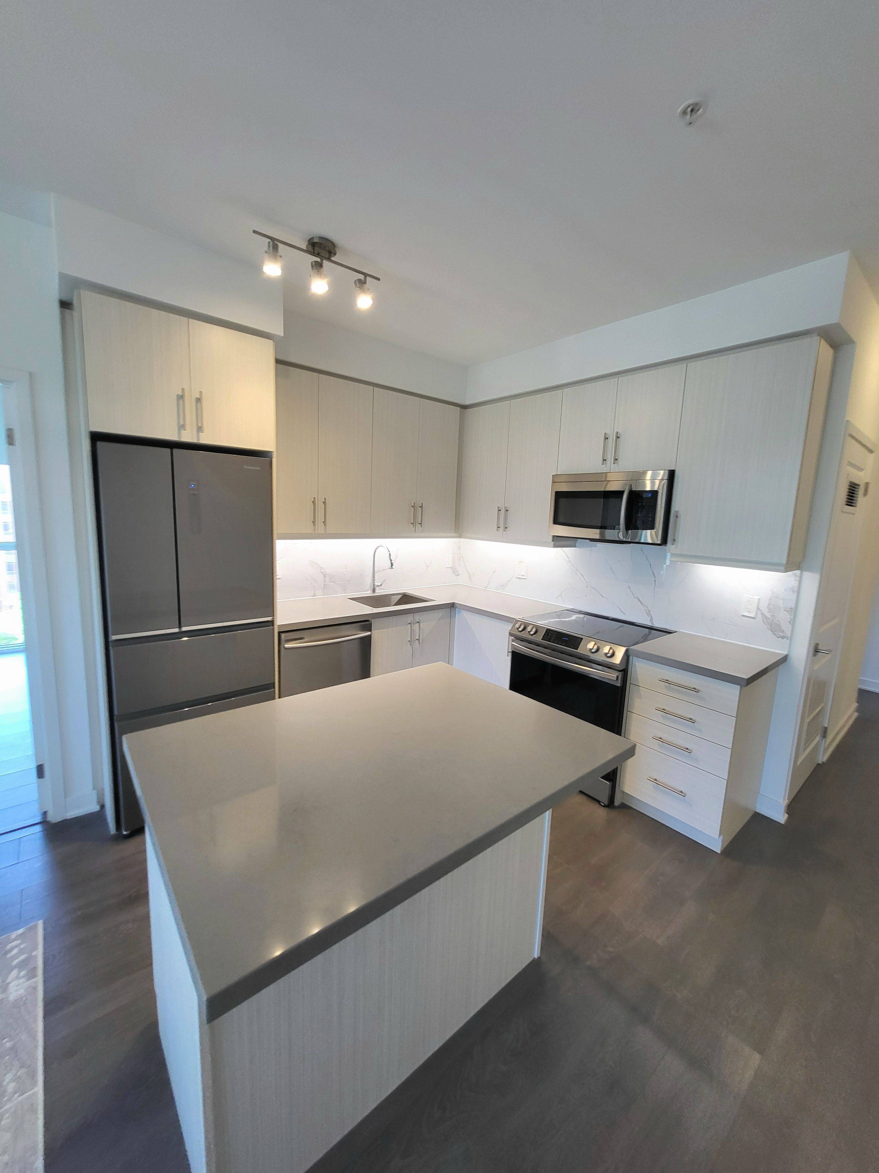 Richmond Hill, ON L4B 0H3,75 Oneida CRES #903