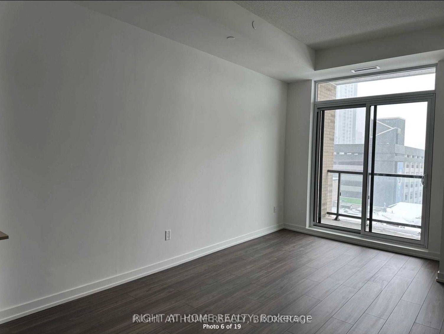 Kitchener, ON N2X 3H9,55 Duke ST W #415