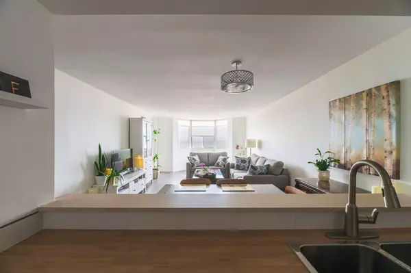 Toronto W06, ON M8W 4Y3,3845 Lake Shore BLVD W #1608