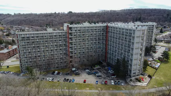 Hamilton, ON L8K 5N2,350 Quigley RD #831