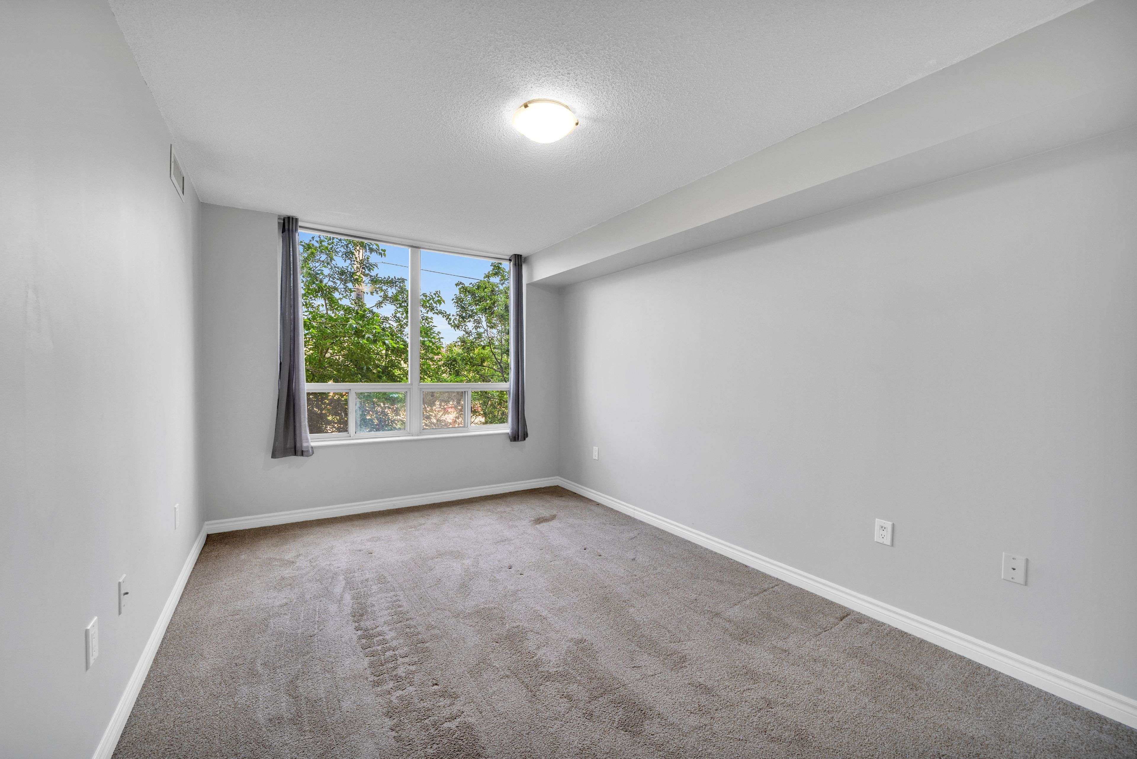 Mississauga, ON L5R 4G9,55 Strathaven DR #201