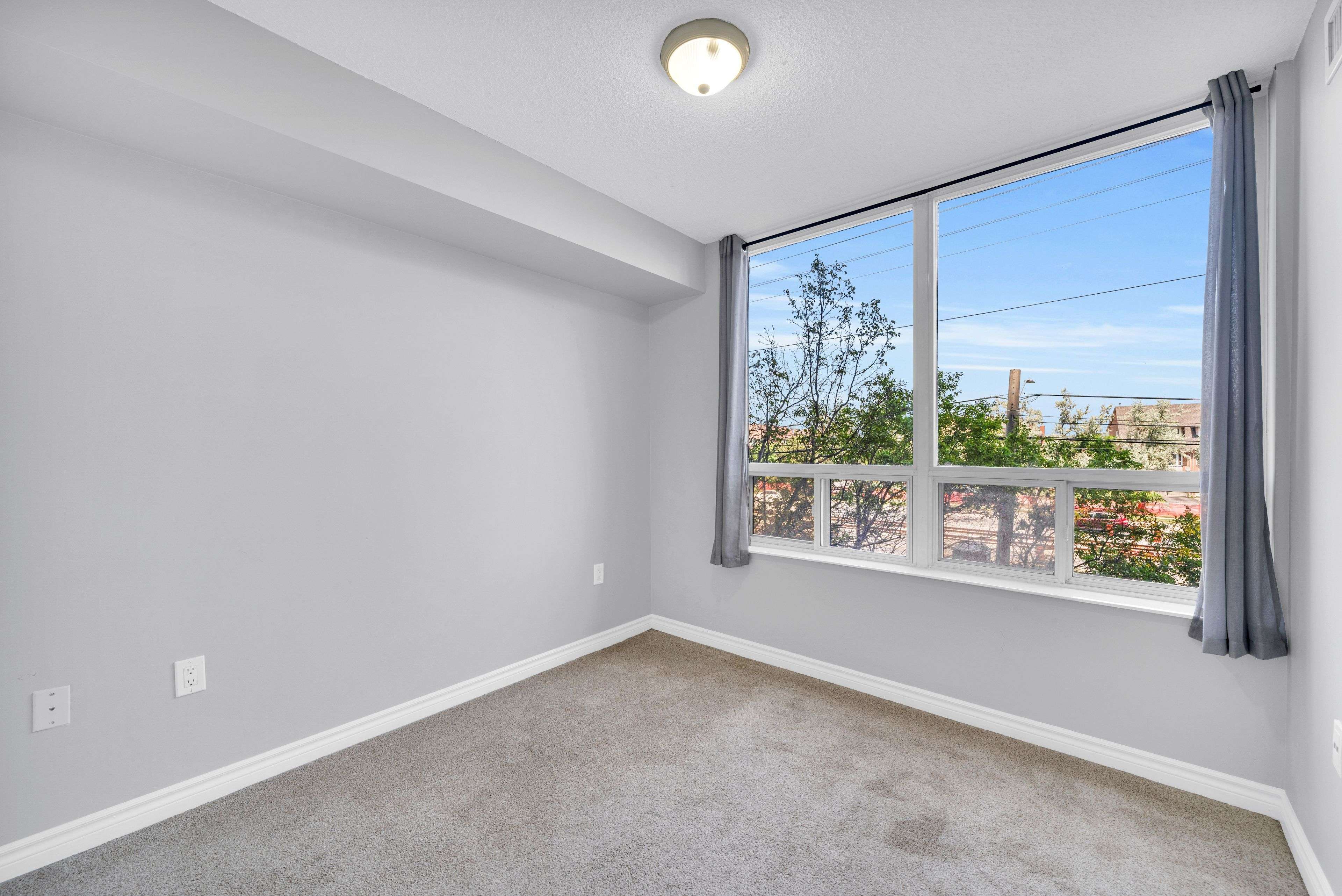 Mississauga, ON L5R 4G9,55 Strathaven DR #201