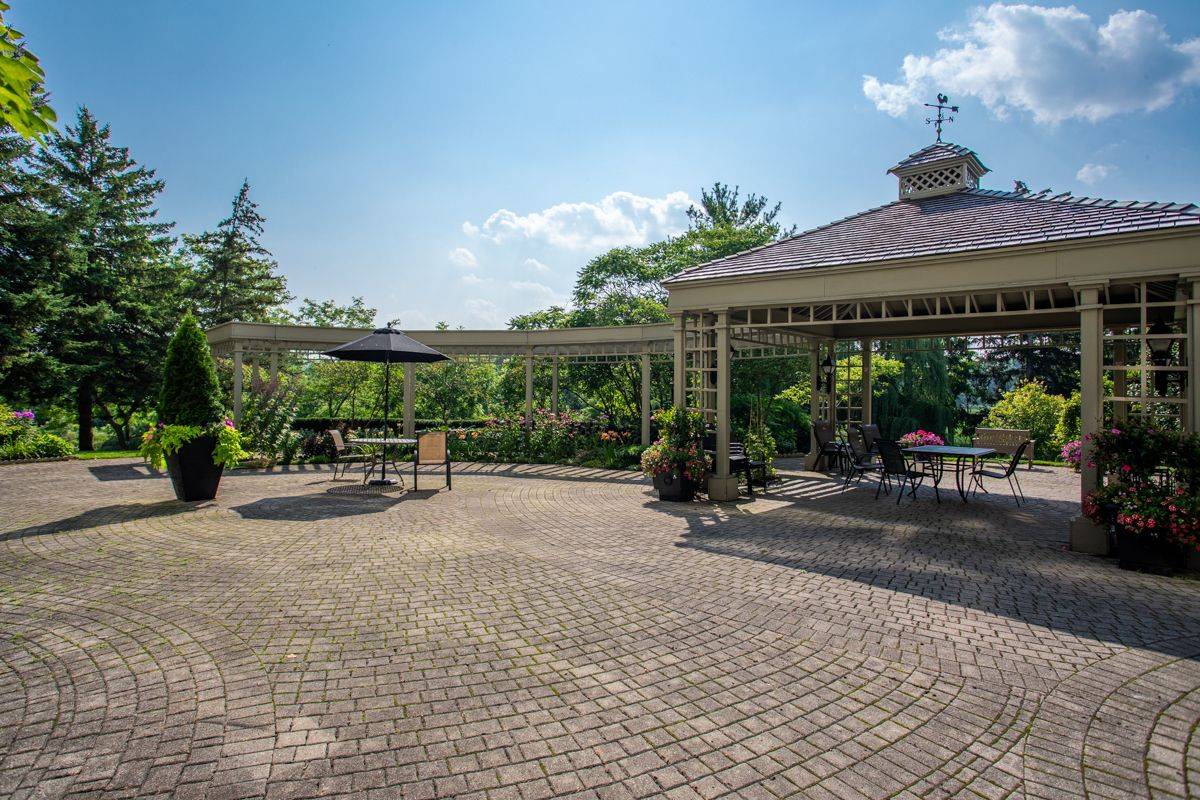 Oakville, ON L6L 6L9,2511 Lakeshore RD W #402