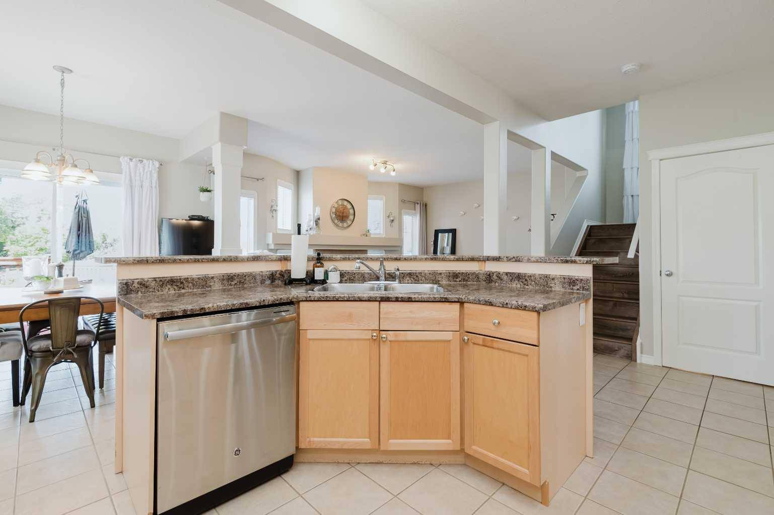 Grande Prairie, AB T8X 1T3,9910 90A ST