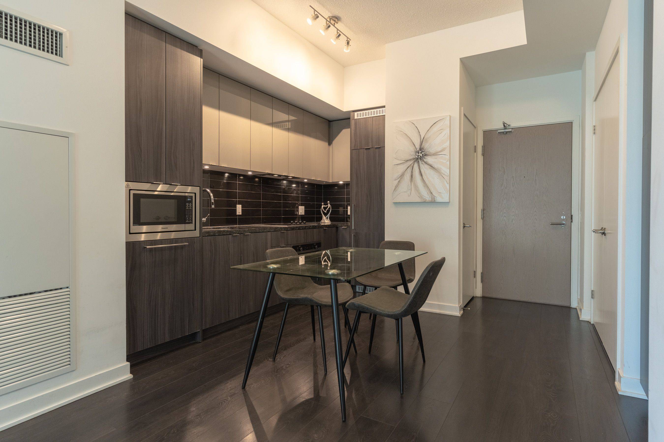 Toronto C01, ON M5V 0N5,125 Blue Jays WAY #2207