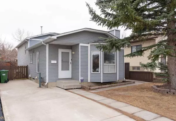 138 Sandstone RD NW, Calgary, AB T3K 2W8