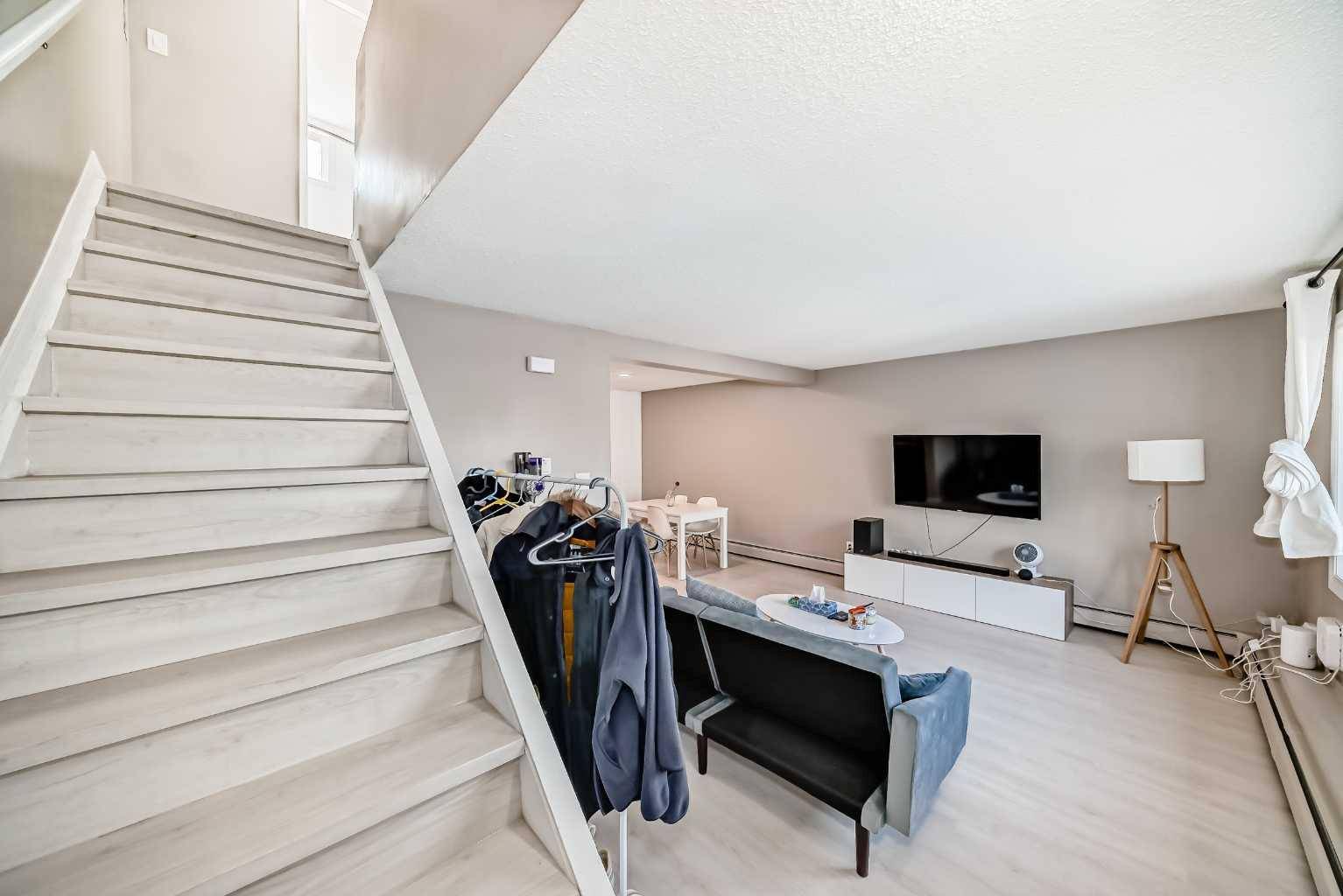 Calgary, AB T3E3H4,3809 45 ST Southwest #150