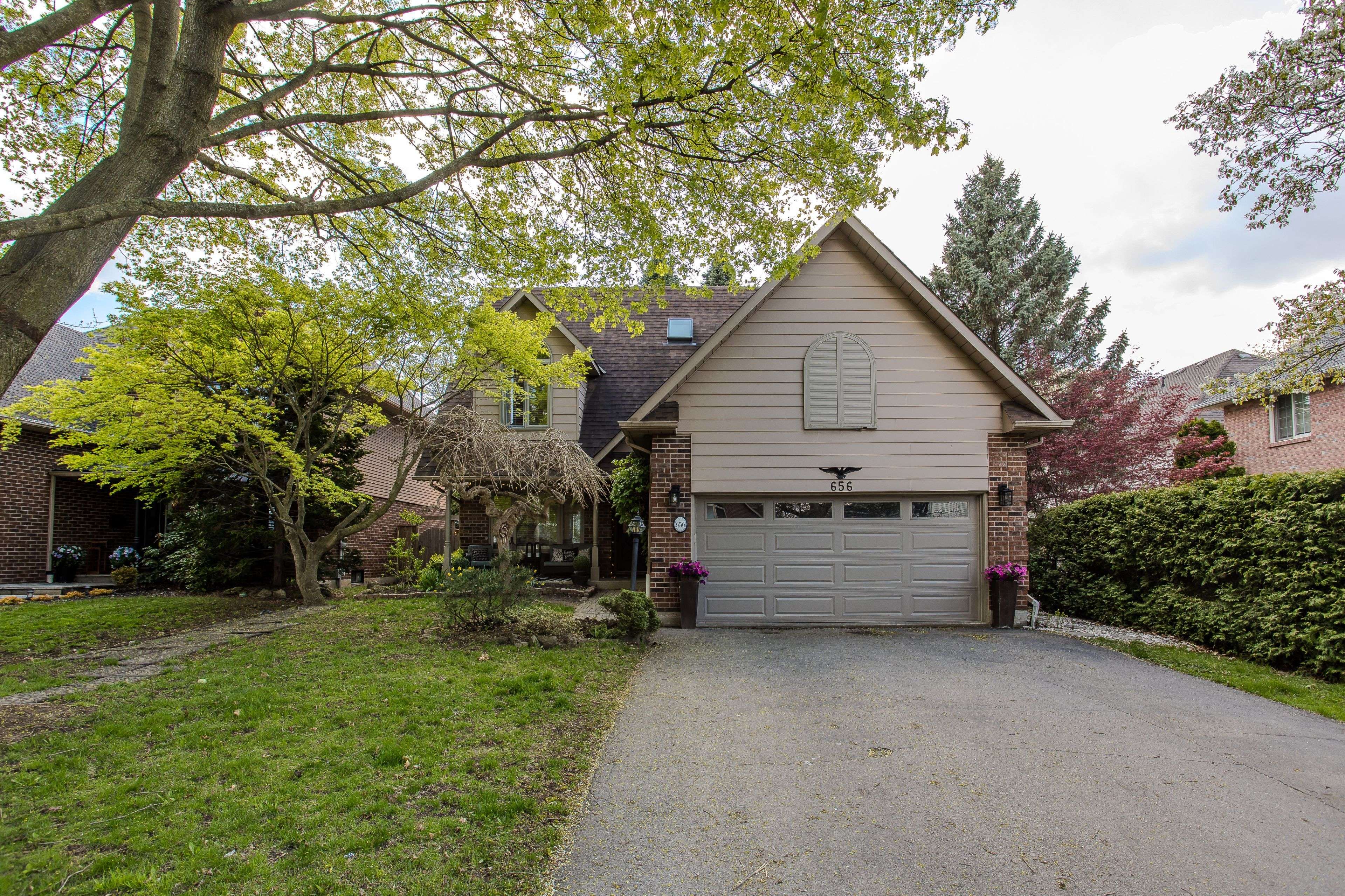656 Andrea CT, Burlington, ON L7R 4J7