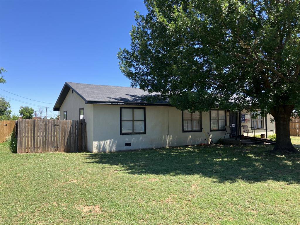 Seymour, TX 76380,110 W Miller