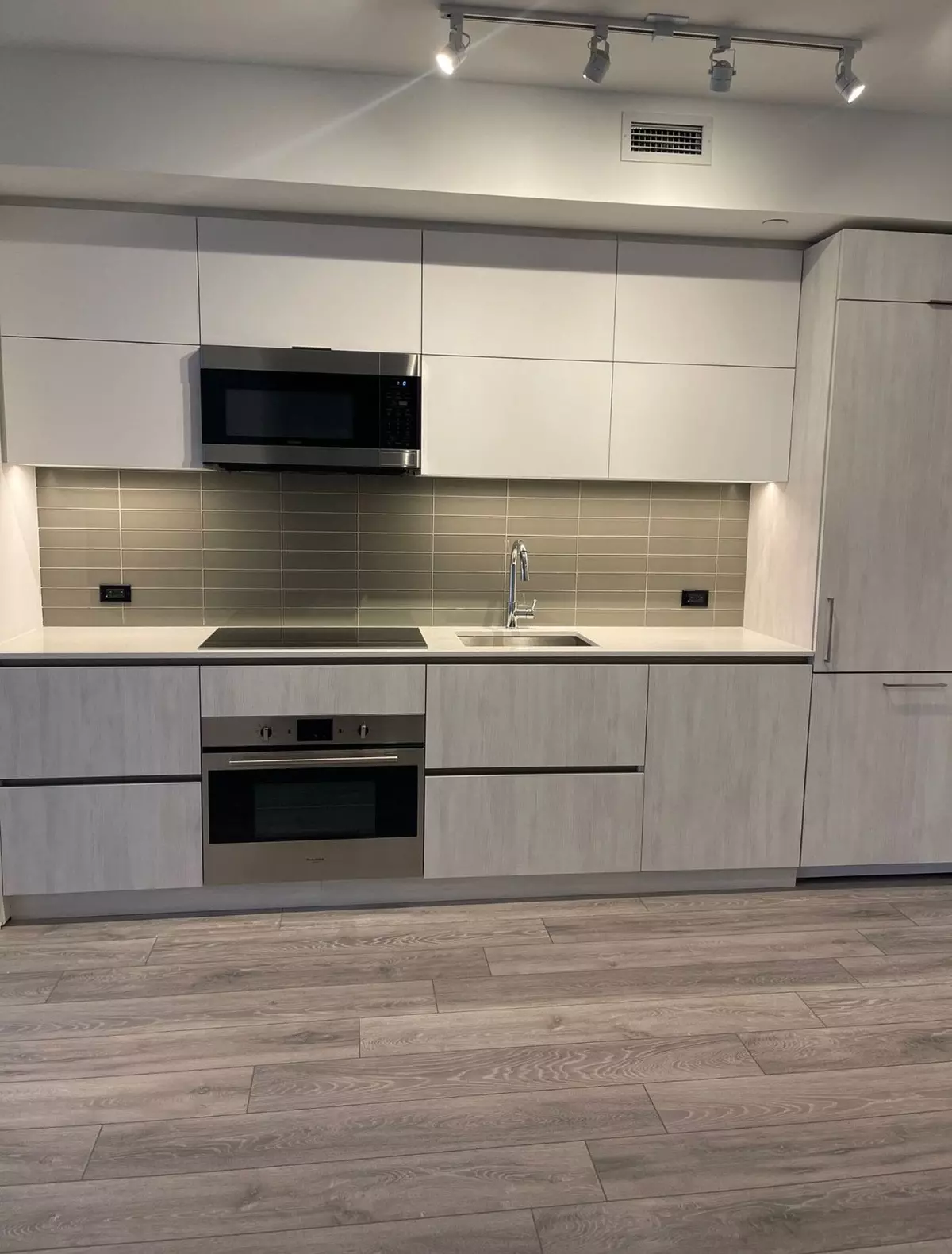 Mississauga, ON L5G 1L7,21 Park ST #608
