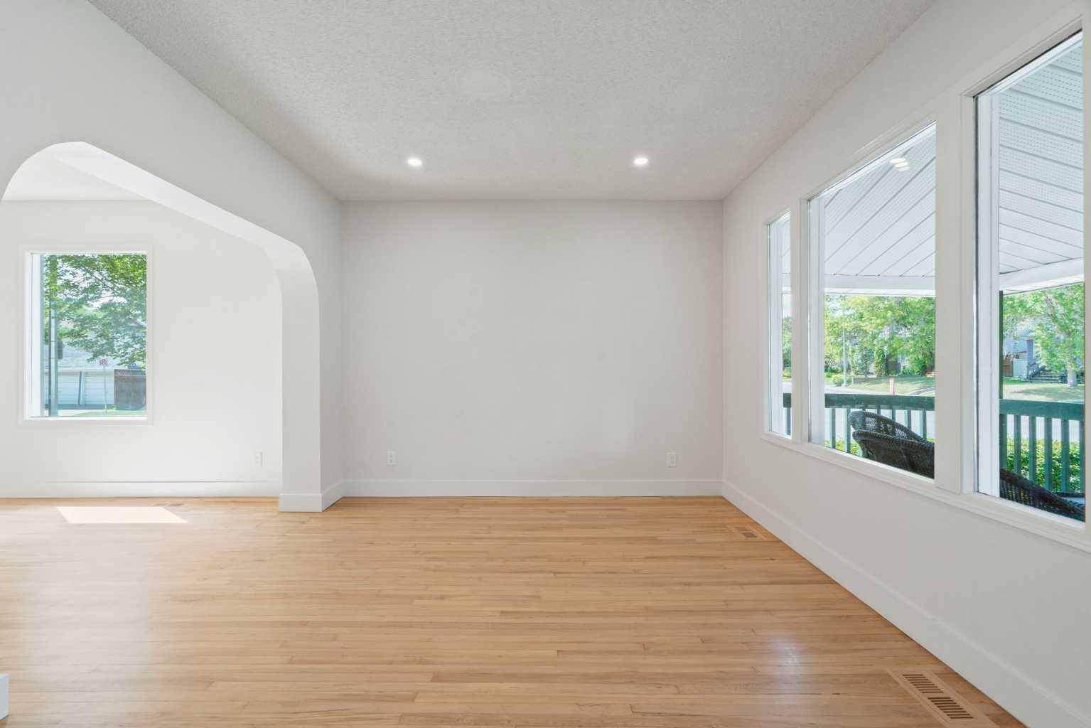 Calgary, AB T2M 0Z2,739 19 AVE NW