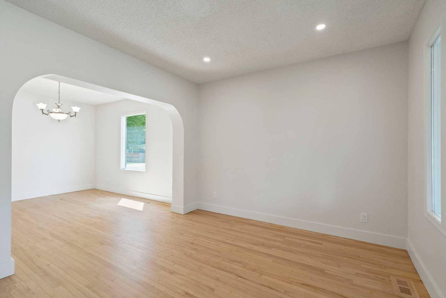 Calgary, AB T2M 0Z2,739 19 AVE NW