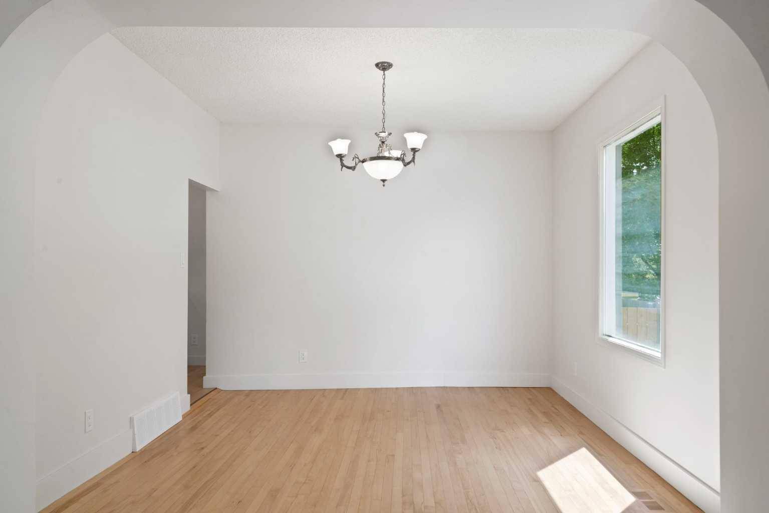 Calgary, AB T2M 0Z2,739 19 AVE NW
