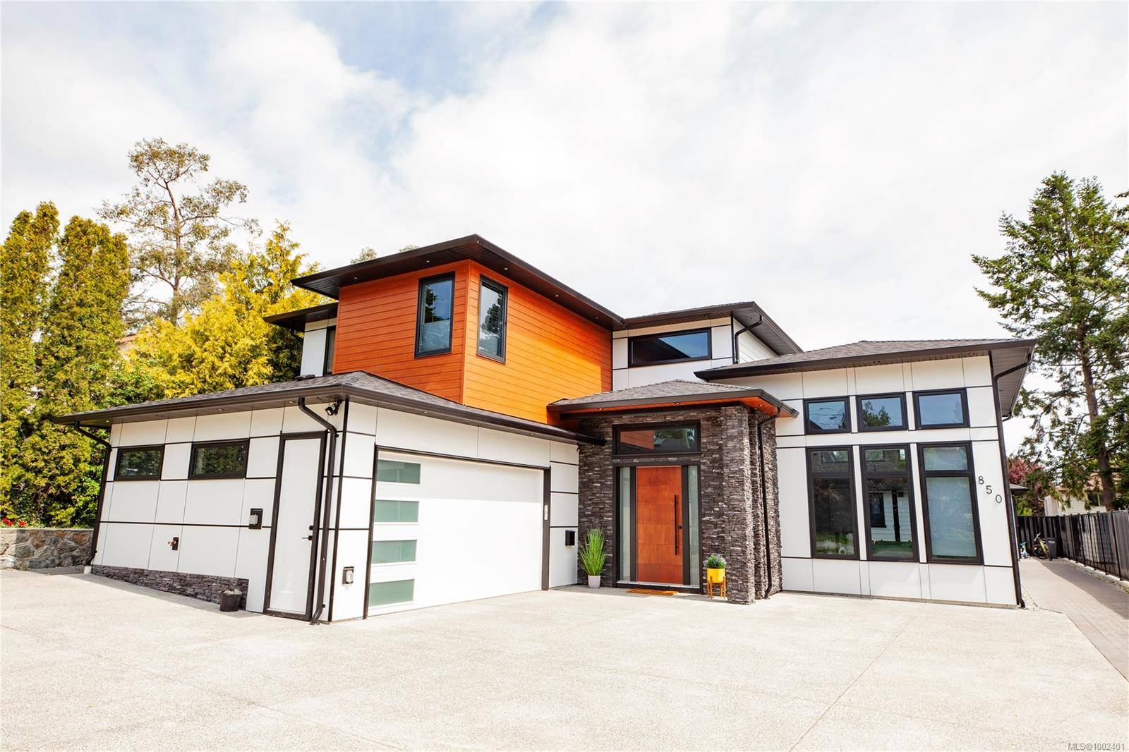 Saanich, BC V8Z 2N4,850 Snowdrop Ave
