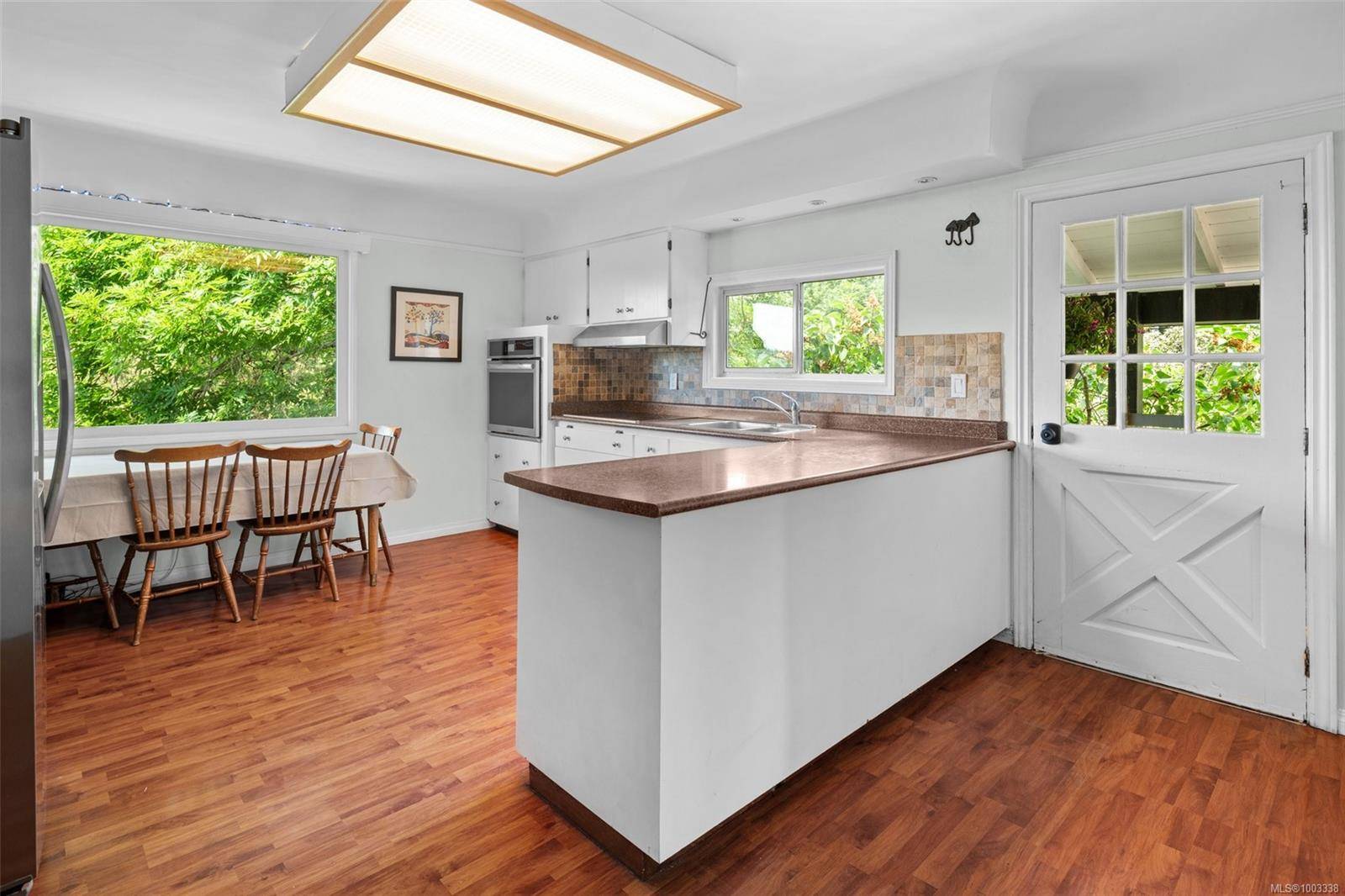 Saanich, BC V8Z 2E8,518 Broadway St