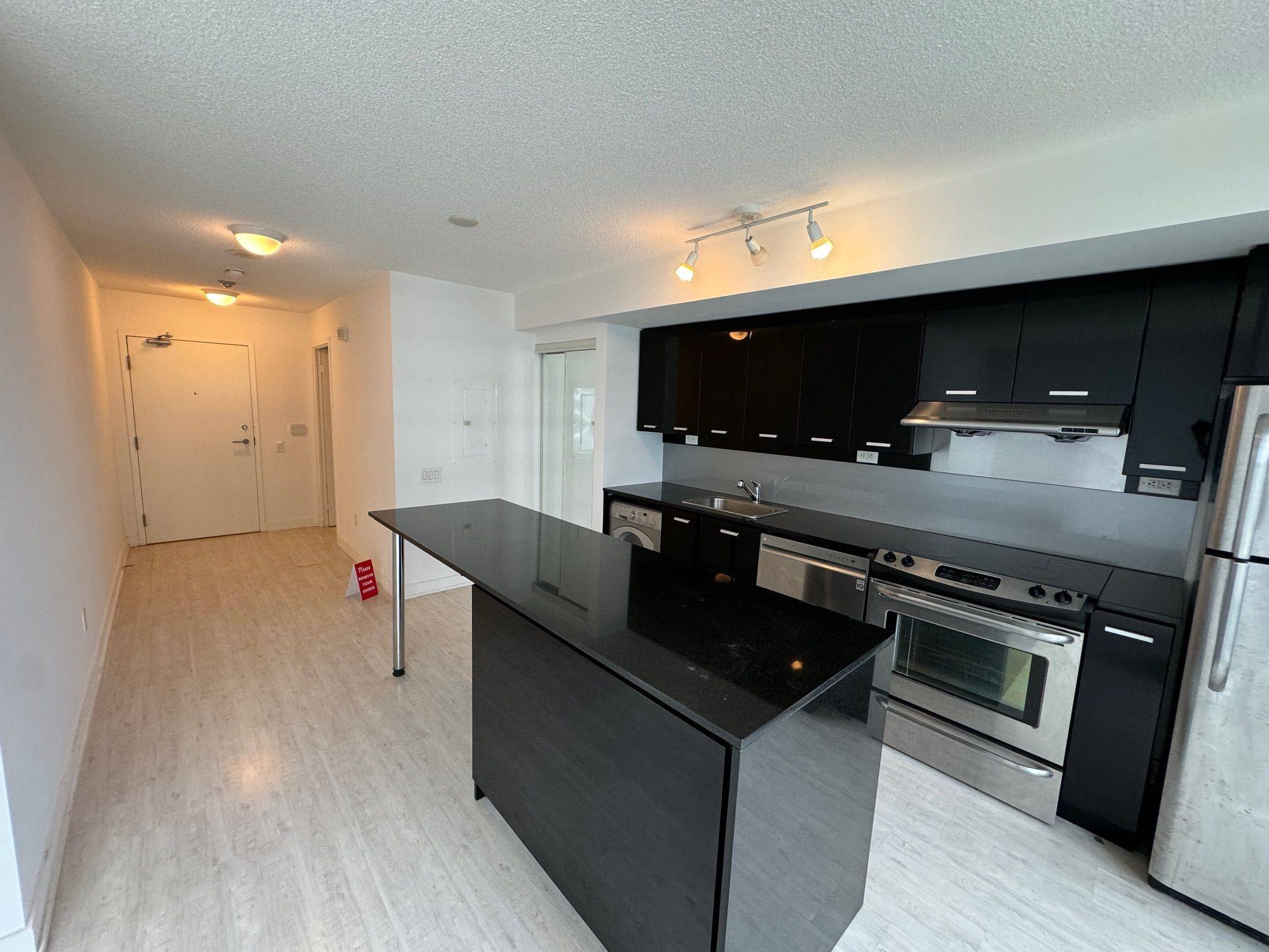 Toronto C15, ON M2K 0B4,19 Singer CT #909B