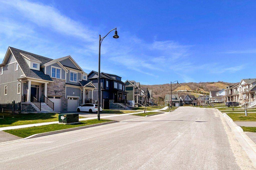 Blue Mountains, ON L9Y 4E4,212 COURTLAND ST