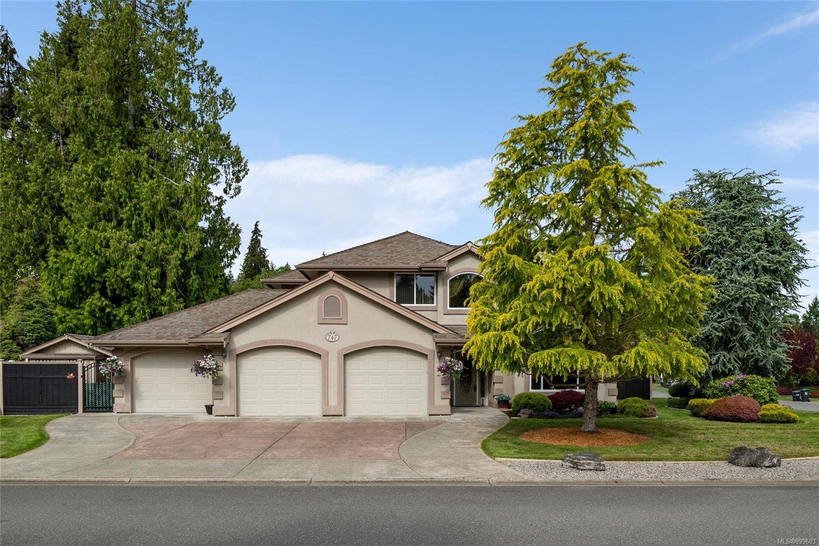 747 Chestnut St, Qualicum Beach, BC V9K 2L5