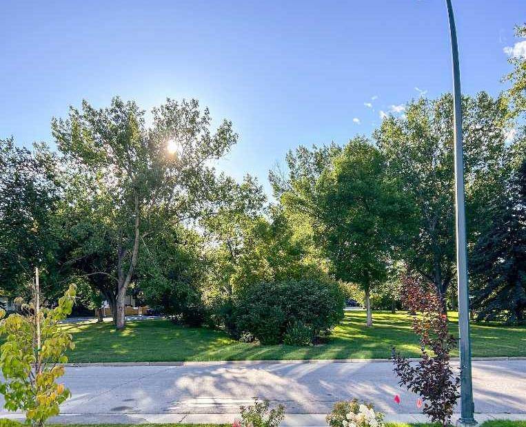Calgary, AB T2L1B2,368 Capri CRES NW
