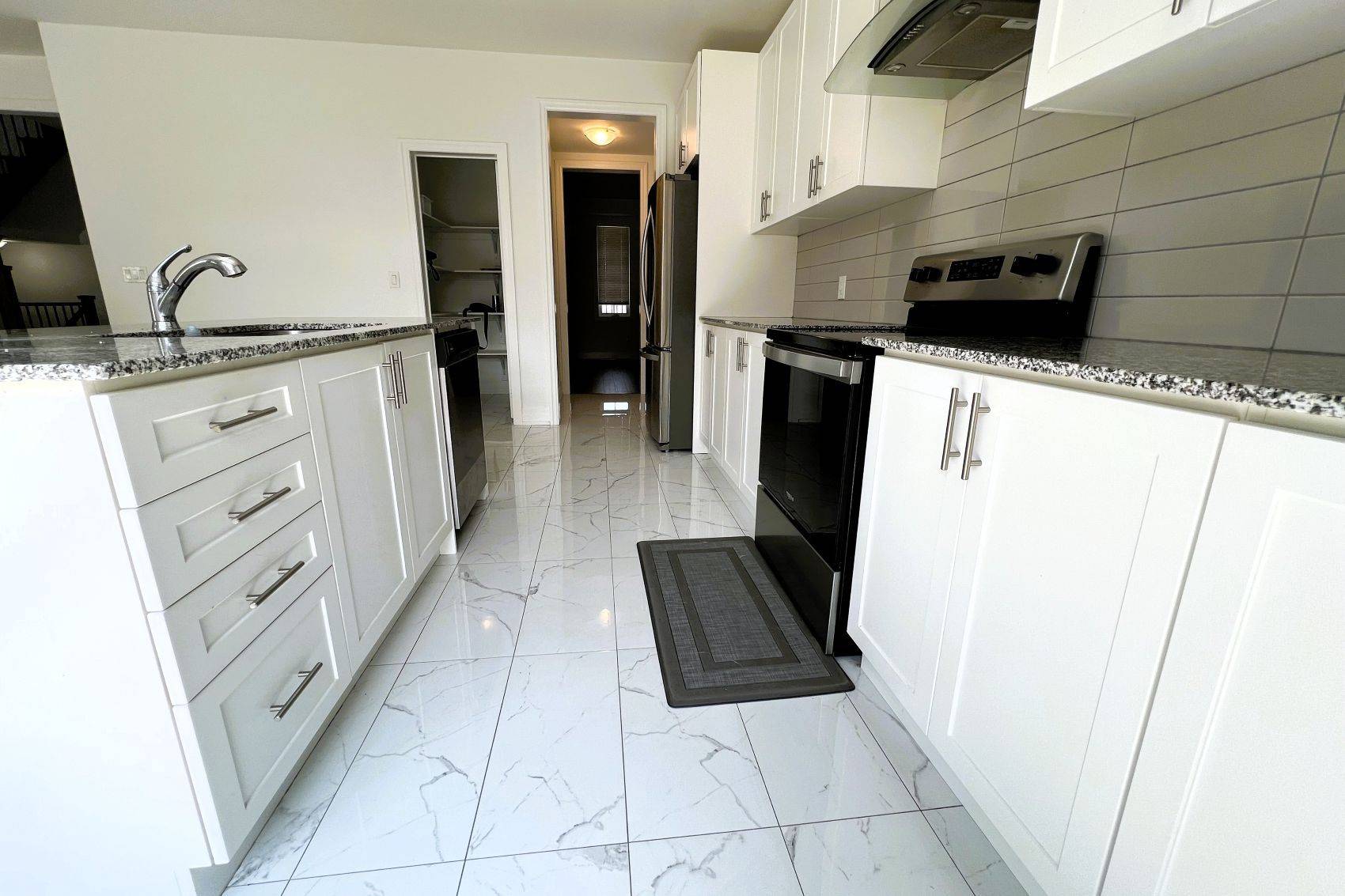 East Gwillimbury, ON L9N 0V2,3 Frank Kelly DR