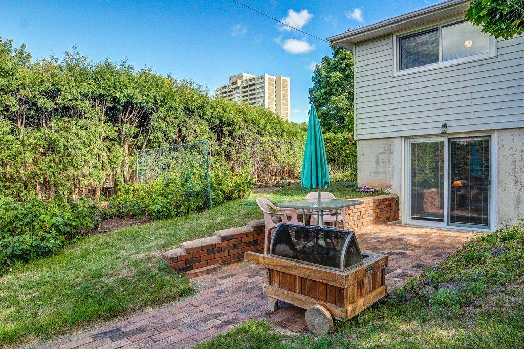 Oakville, ON L6H 2A8,1088 Pearson DR