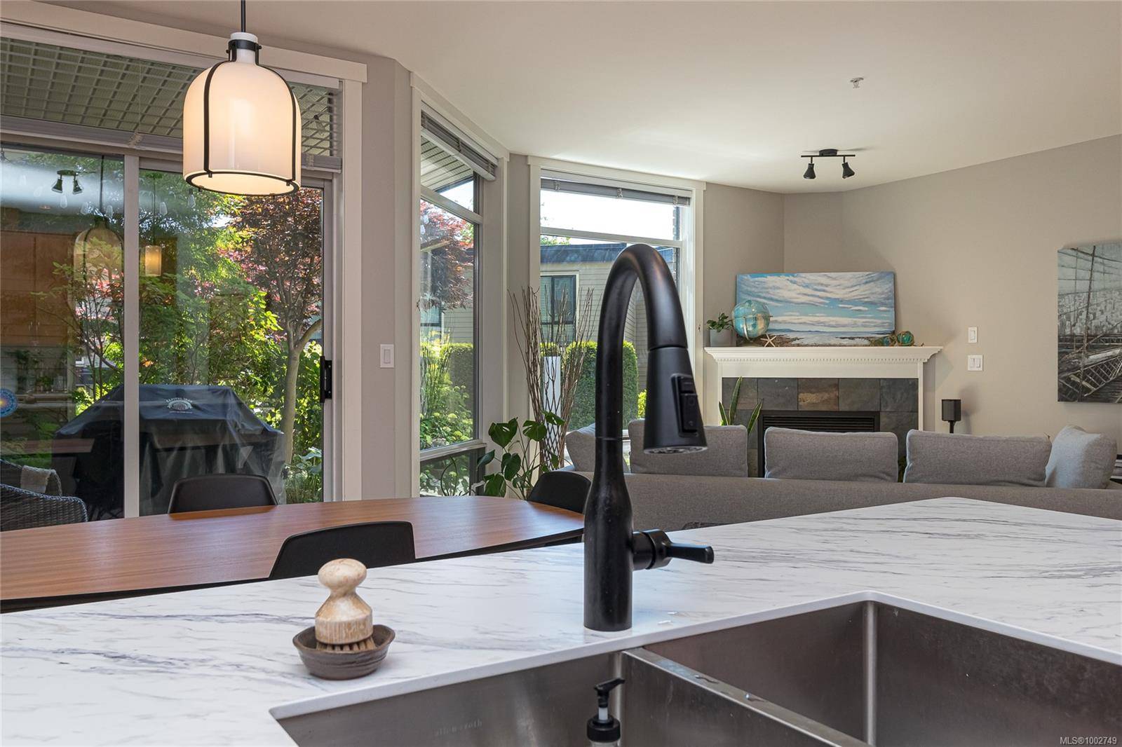 Victoria, BC V8T 5K3,330 Waterfront Cres #109