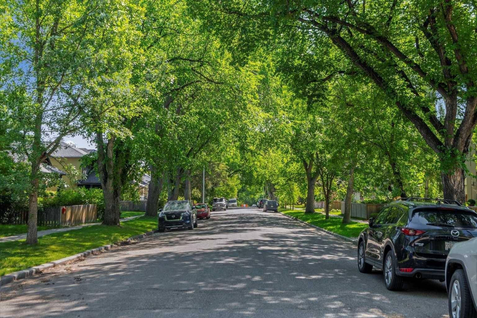 Calgary, AB T2M 2H6,450 27 AVE NW
