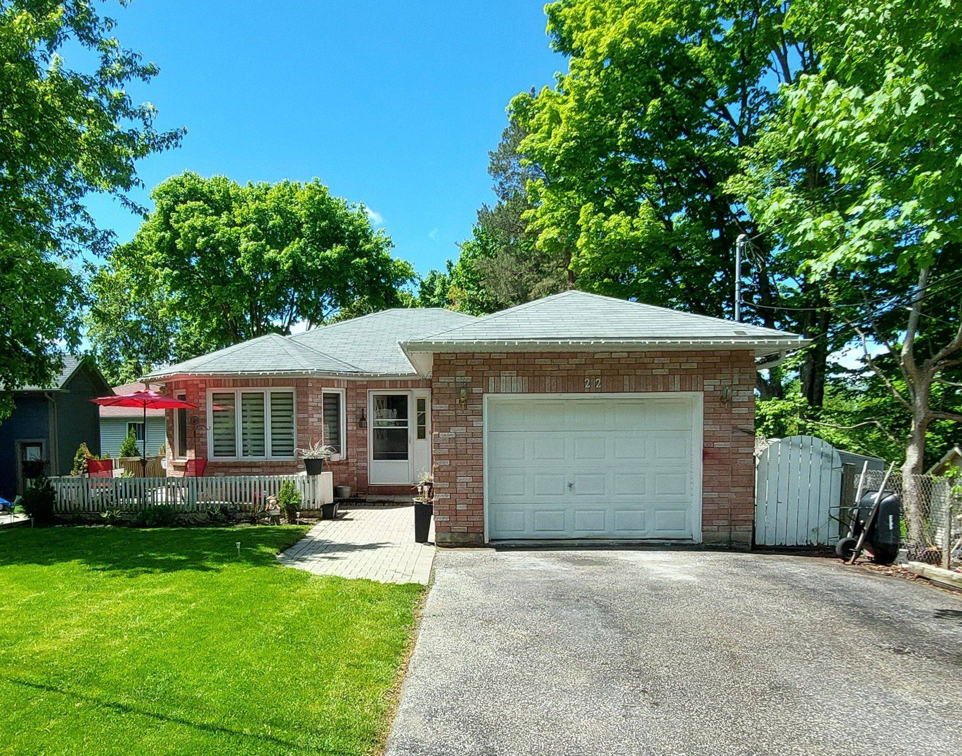 Georgina, ON L4P 3V9,22 Pineway AVE #Main Floor