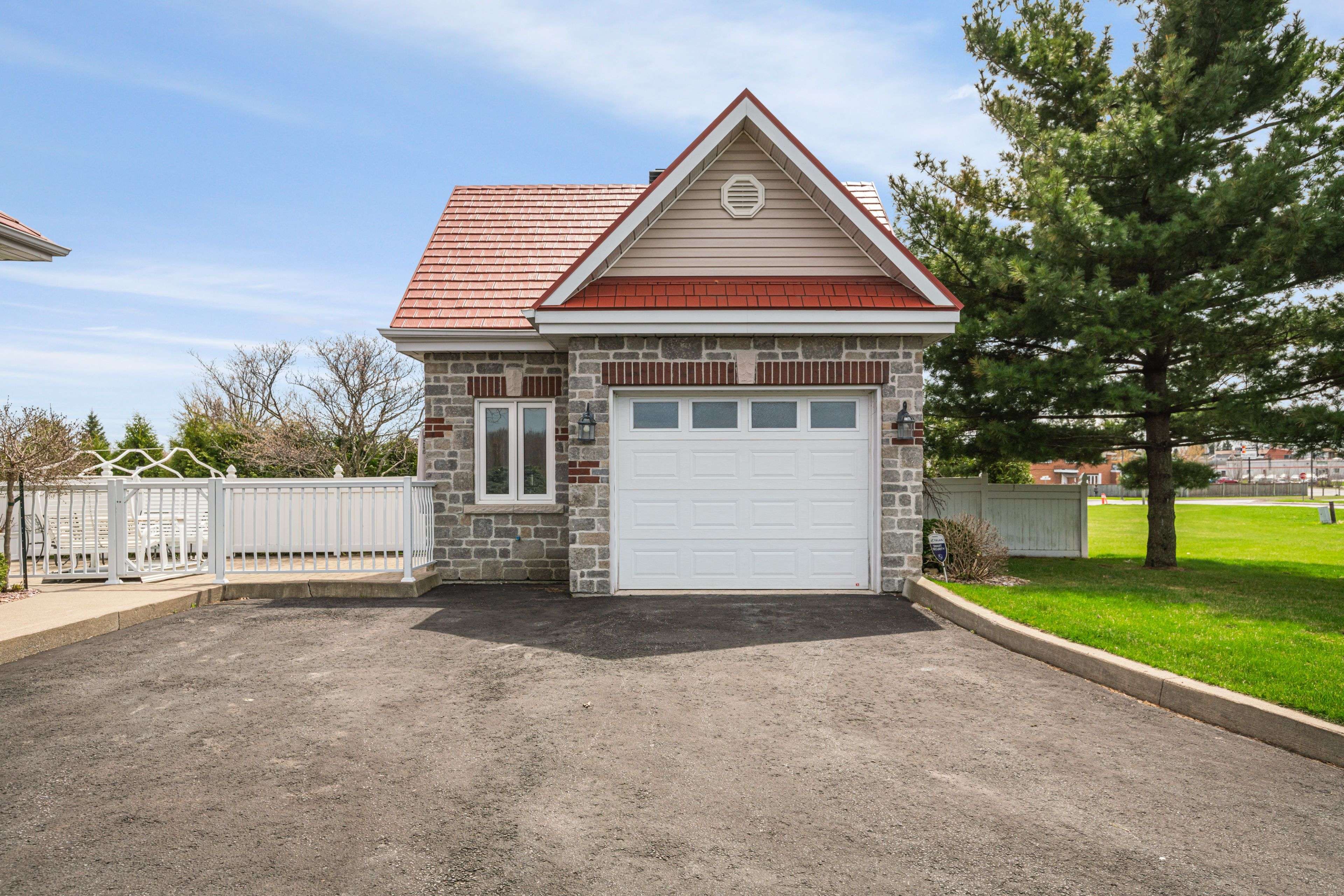 Hawkesbury, ON K6A 3S1,338 Belle Rive ST