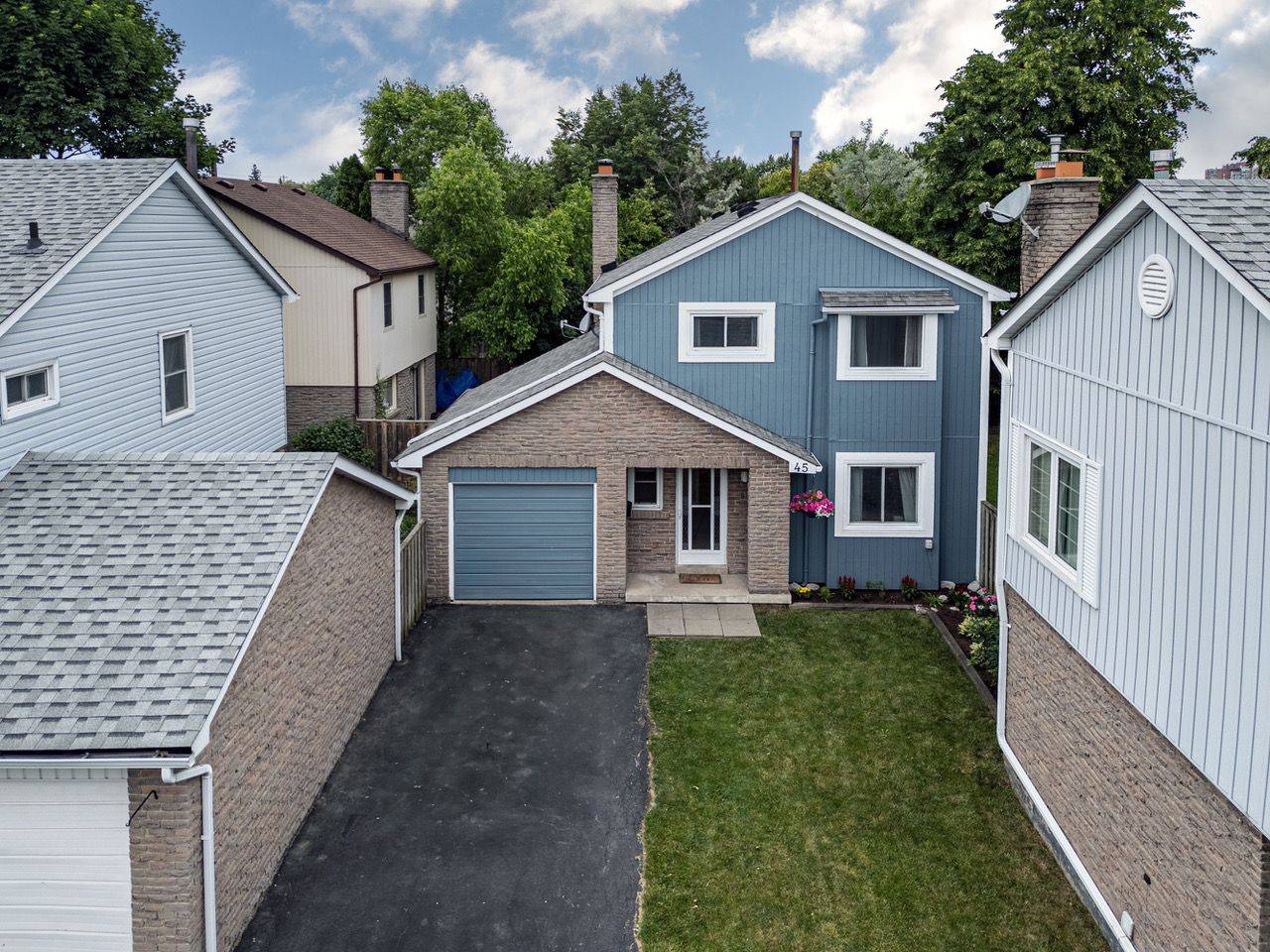 45 Neuchatel PL #45, Mississauga, ON L5N 6A7