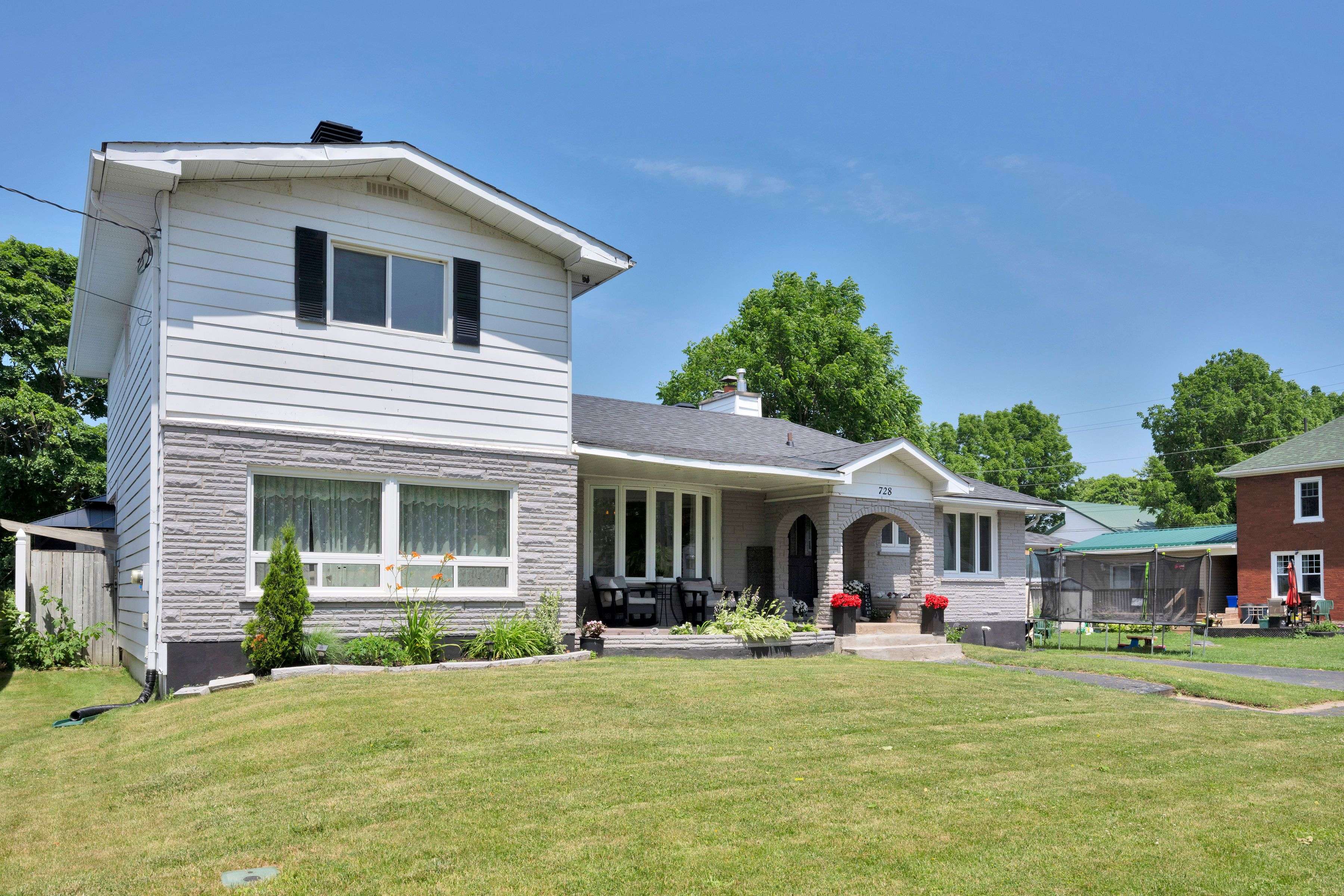 Prescott, ON K0E 1T0,728 James ST W