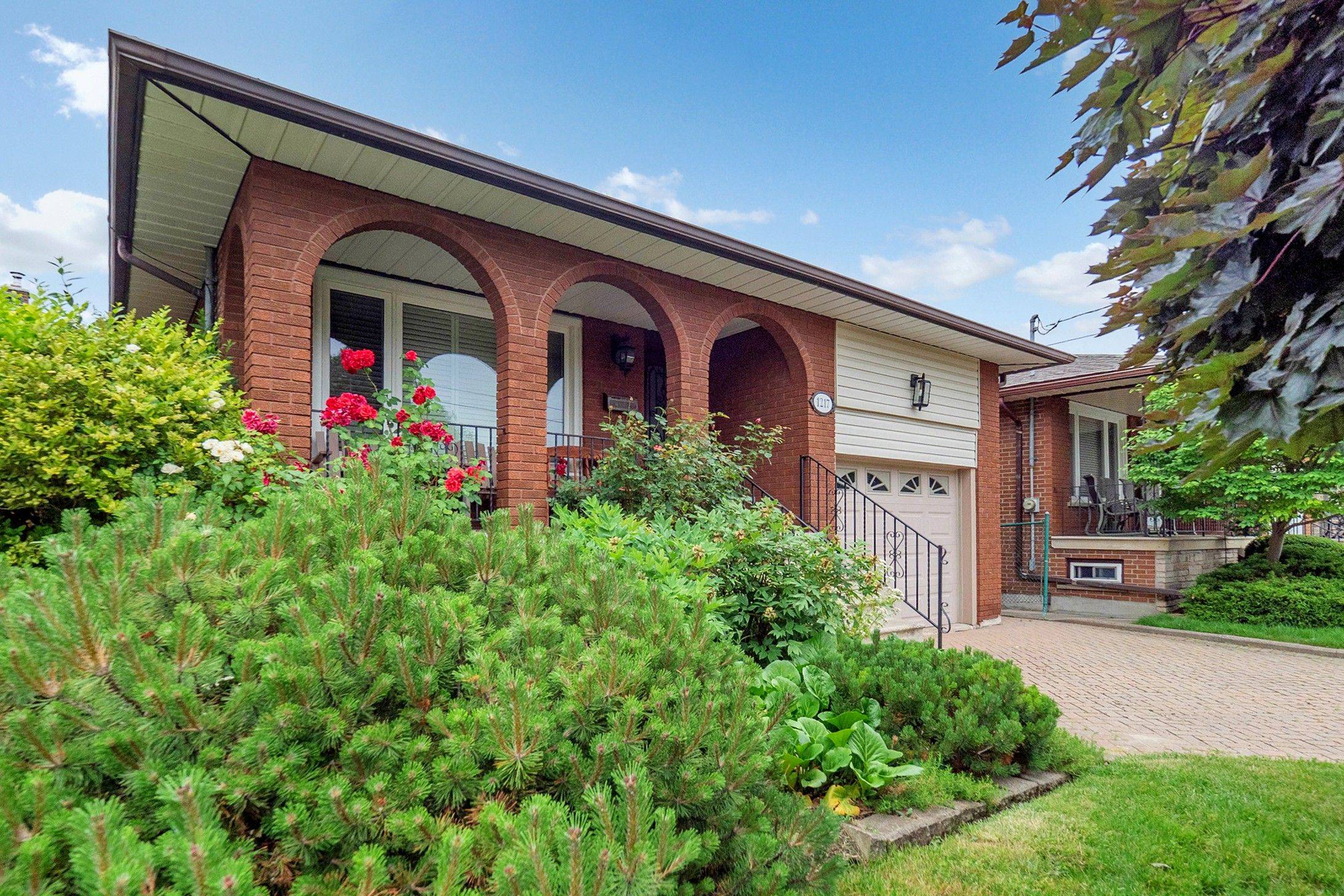 Mississauga, ON L5E 2A4,1217 Alexandra AVE
