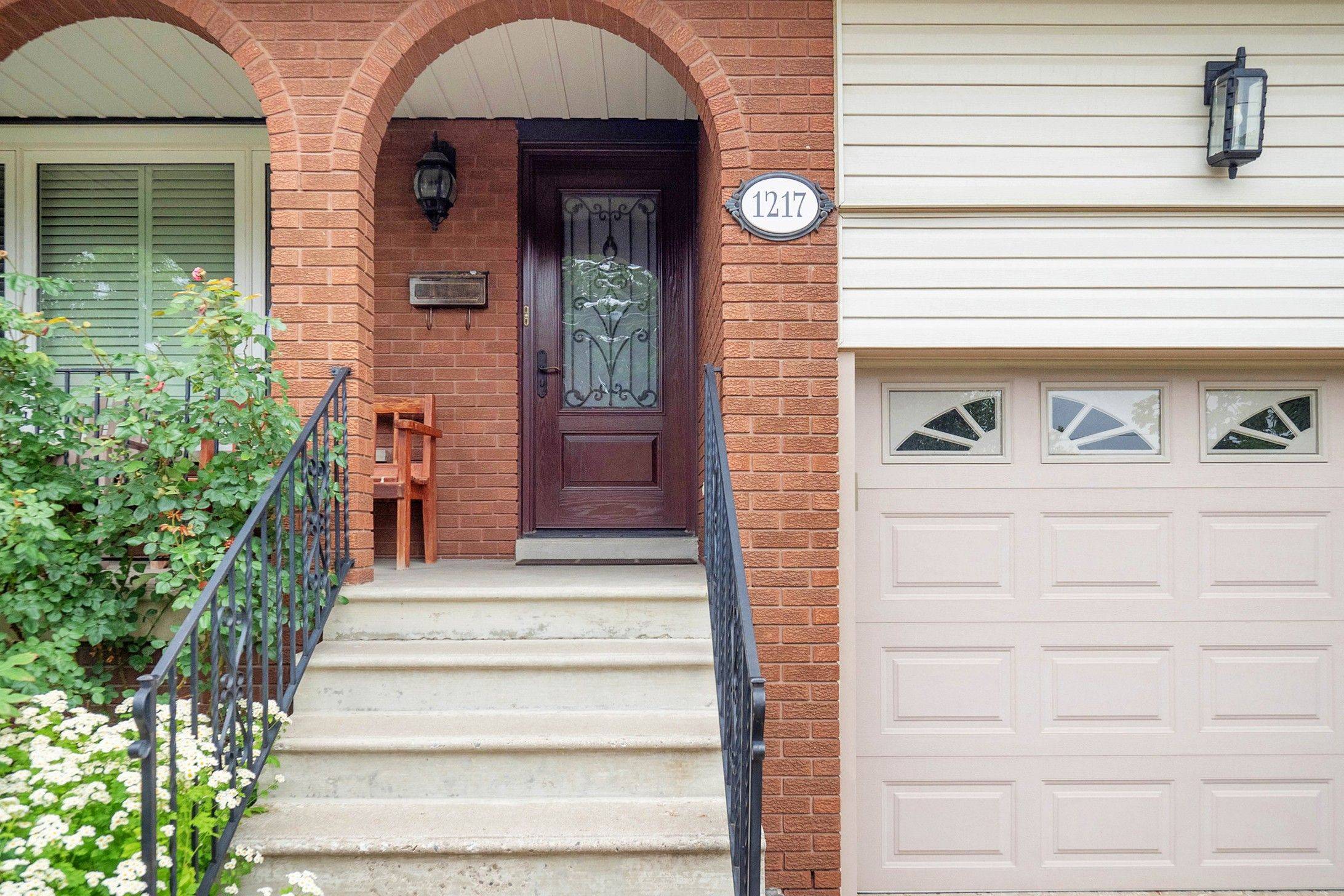 Mississauga, ON L5E 2A4,1217 Alexandra AVE