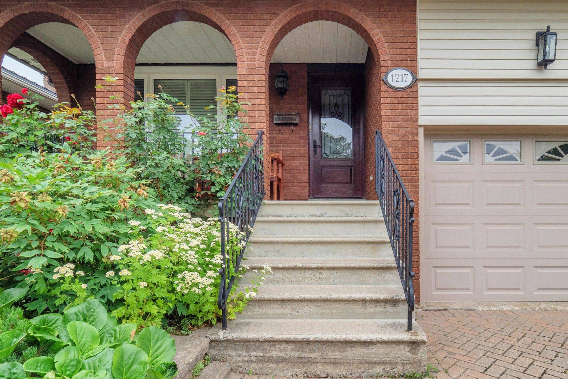 Mississauga, ON L5E 2A4,1217 Alexandra AVE