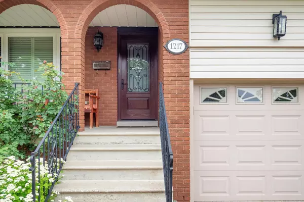Mississauga, ON L5E 2A4,1217 Alexandra AVE