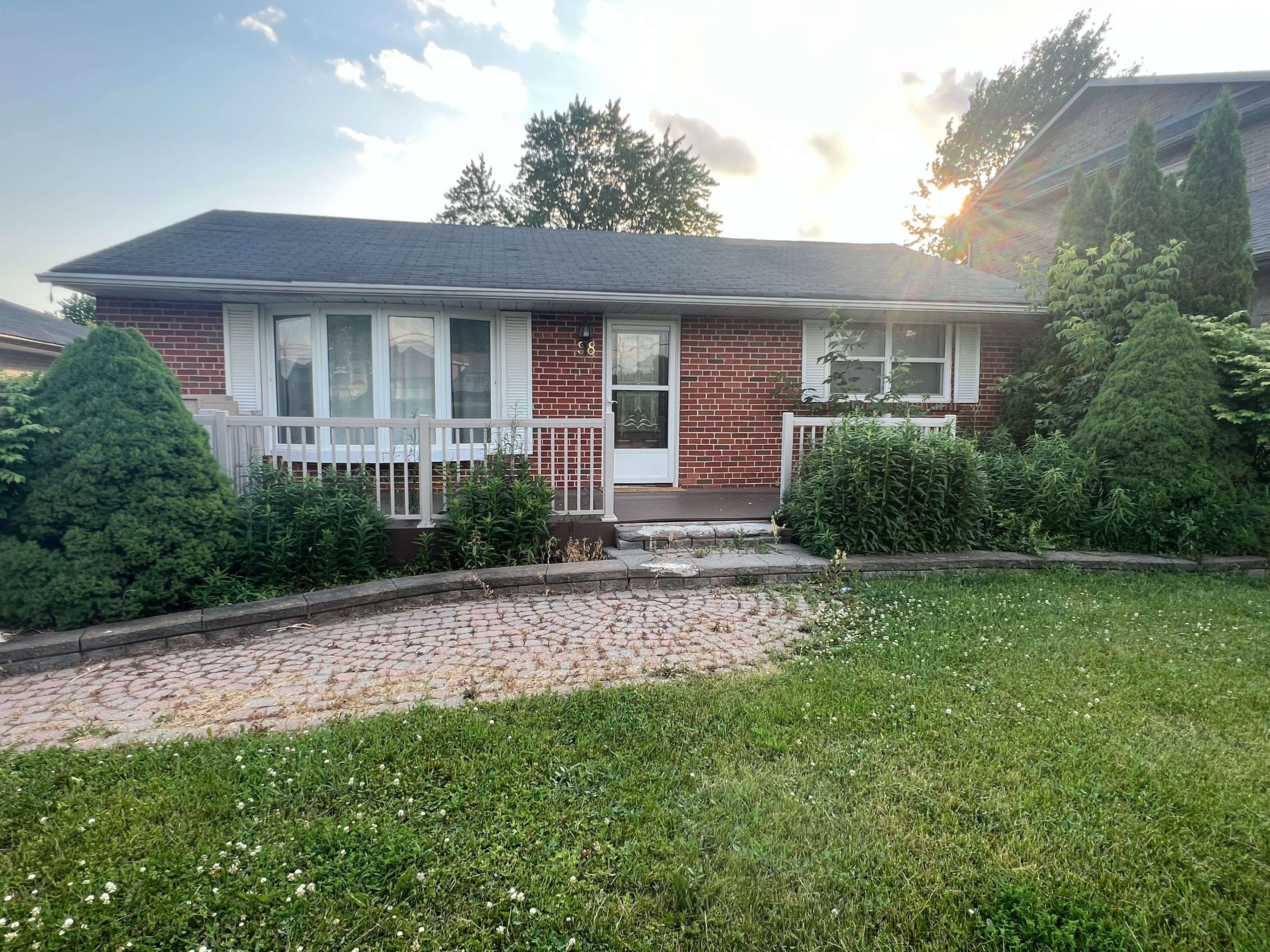 Bradford West Gwillimbury, ON L3Z 1N4,98 Thornton AVE