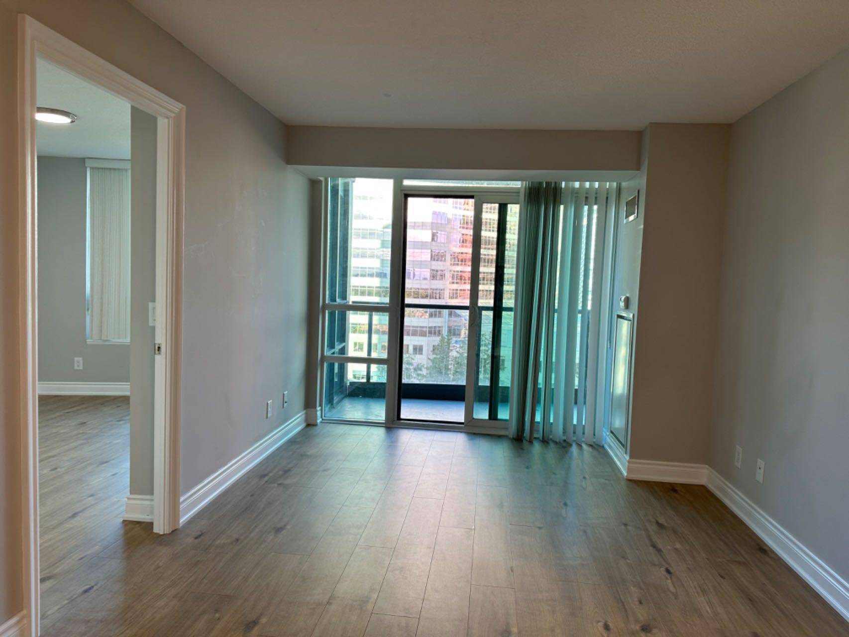 Toronto C07, ON M2M 0A5,25 Greenview AVE #821